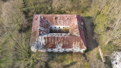 Zámecký areál a Bravantice pohledem dronu
